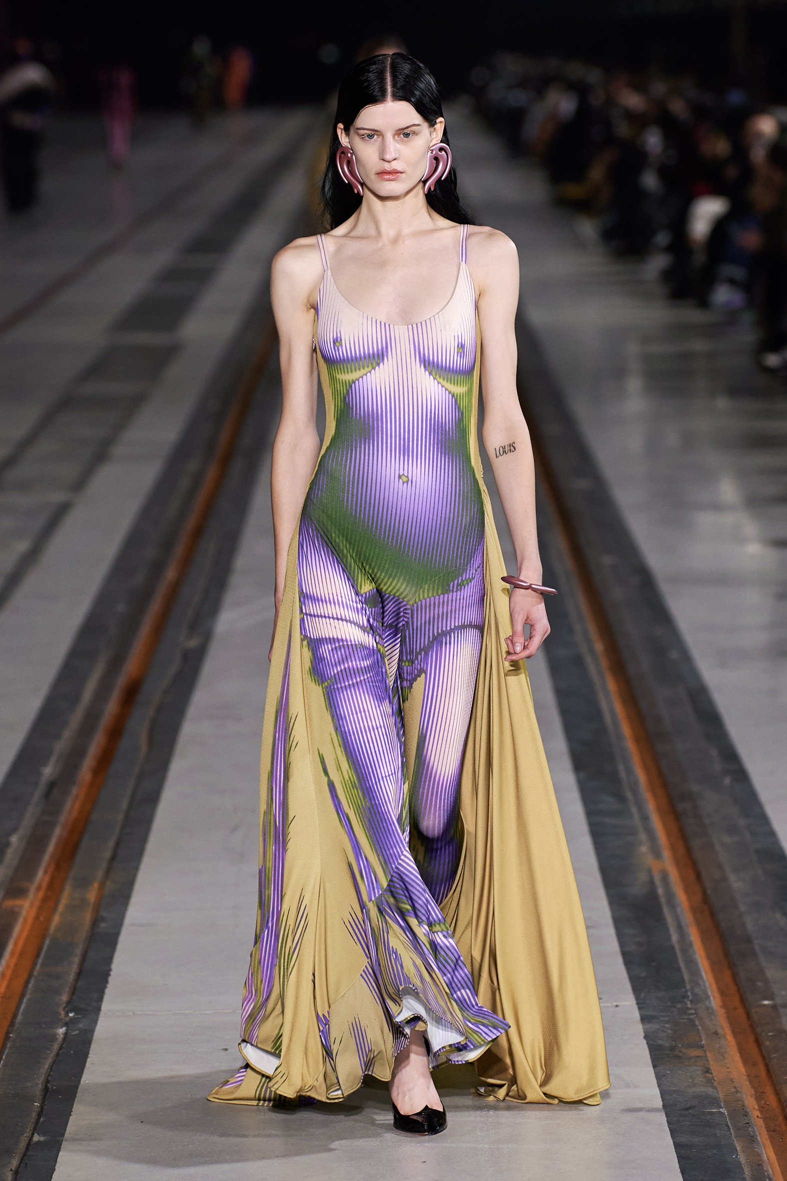 Новая откровенность: как наряды с иллюзией обнаженного тела заменили "голые" платья
