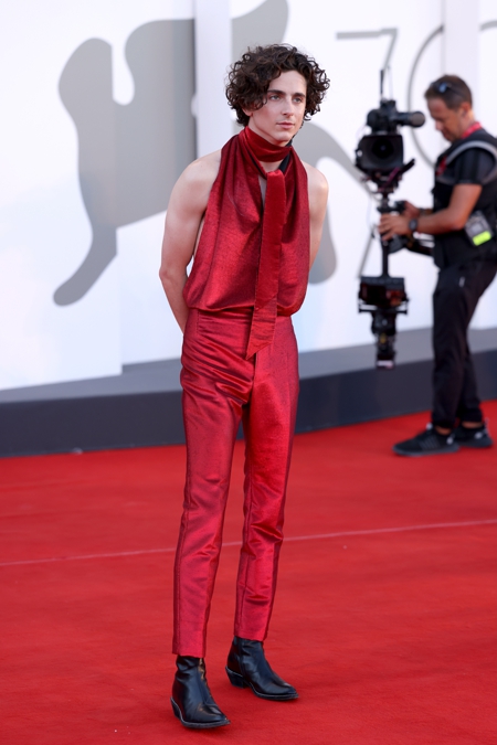 Венецианский кинофестиваль — 2022: Тимоти Шаламе, Сидни Суини и Хлоя Севиньи на премьере фильма "Целиком и полностью"